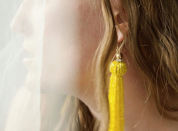 Boucles d'oreilles pendantes : élégance et polyvalence à adopter